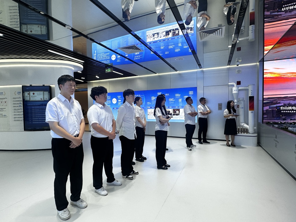 参观中电工程数字化展厅.jpg